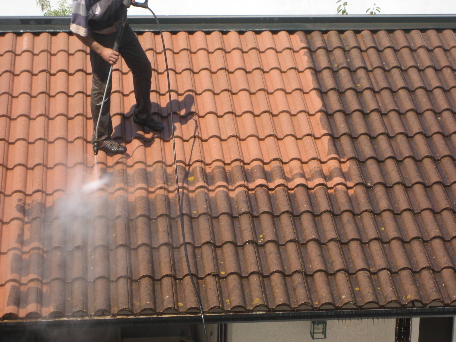 Comment démousser un toit naturellement et efficacement ?