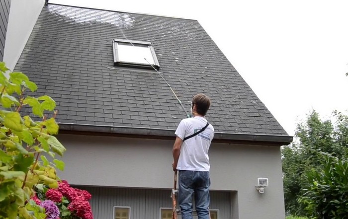 Nettoyer son toit soi-même ? Que faut-il pour un toit propre en 2020